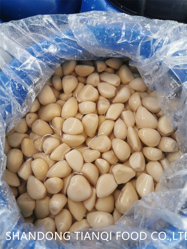 Preserved salty white garlic in drums